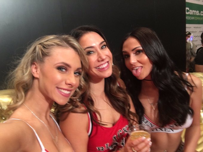 ?? here until five t the @vixen_com booth! https://t.co/tO2AJYS04L