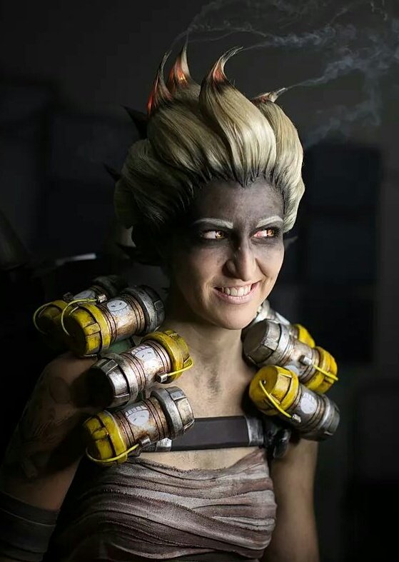 bakkaCosplay's tweet photo. My Junkrat. With Smoke, "bra" &amp; (female) wig.
De-mimimizing. :D

#FireInTheWig #JunkratCosplay #Genderbend #bakkaCosplay #Junkratgenderbend https://t.co/IJ6hVZOrjZ