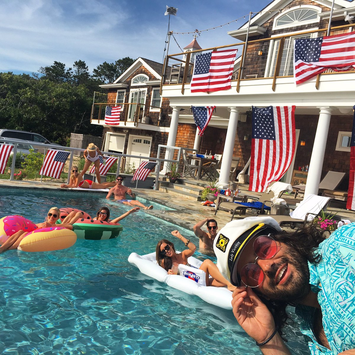 imkylecooke's tweet photo. Summertime all the time #summerhouse #montauk #july4th2016 #bravotv @Bravotv https://t.co/tJ14AyC0pL