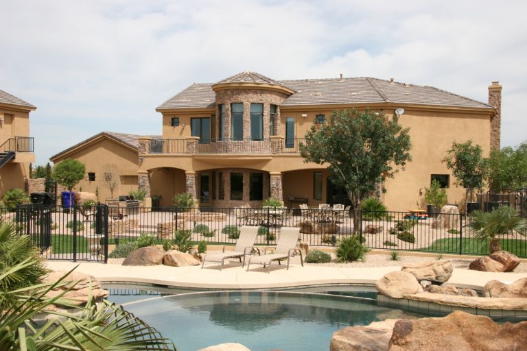 DesignerREstate's tweet image. 7BR 8B 8300 sqft home in Arizona recently sold at $1.9 million! Includes a 1050 sqft guest house, a spa, and rock waterfalls! #wednesdaywant
