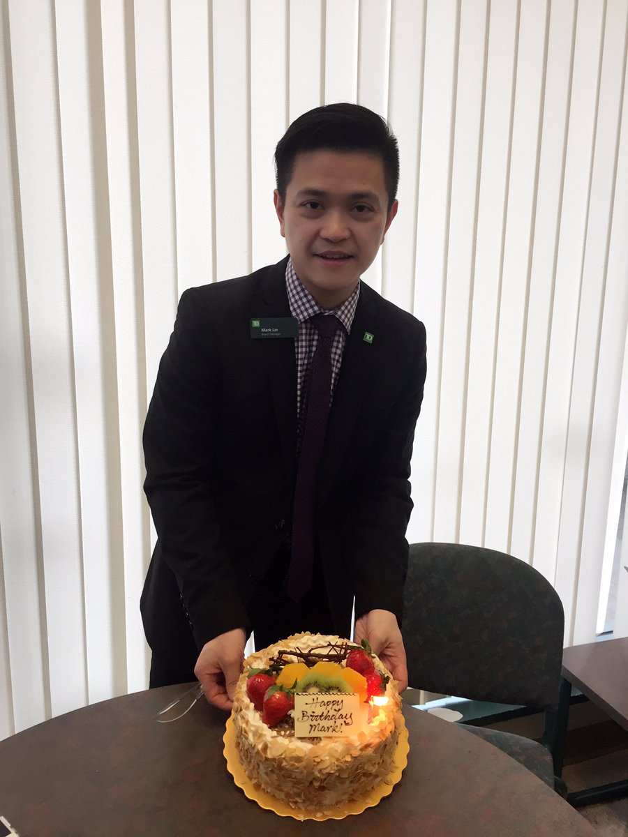 Helen47868116's tweet photo. Happy Birthday to our BM 🎂🎉Stay Young and Happy  #forever21 @marky_lin @SilviaL_TD @WinstonNg319 @daisyc611 https://t.co/b1U8GkMb09