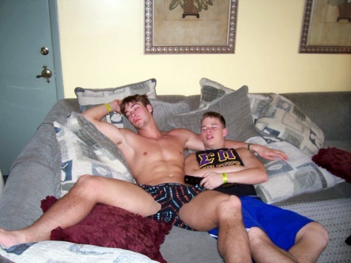 vglapp's tweet photo. #Brocuddle, brought to you by #VGLapp 😉 https://t.co/2WyEMMNxpI #gaybro #gaychat #bromo #hotgay #gayfrat #collegegay #bromance #teamgay https://t.co/TqoCLM595O