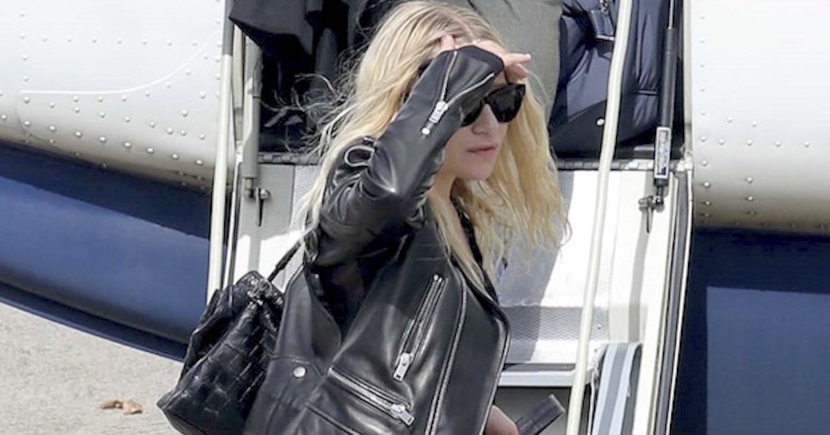 OlsensAnonymous's tweet photo. Get Ashley Olsen's all-black airport look here: https://t.co/FJ4bgdQLzV https://t.co/0NzWy6ssNc