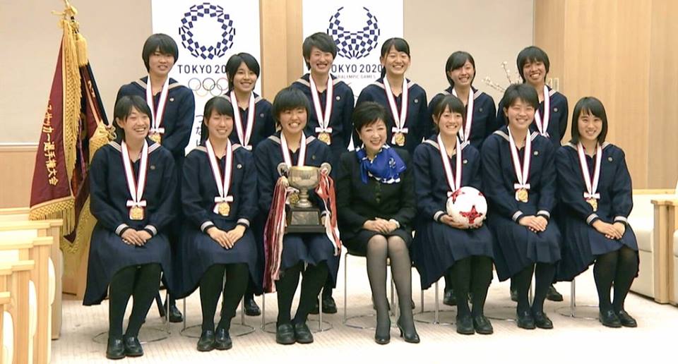 Fc十文字ventus 高校 1月18日 十文字高校の校長 サッカー部の選手 監督が 先日行われた全日本高校女子サッカー選手権の優勝報告のため 東京都の小池百合子知事を表敬訪問しました