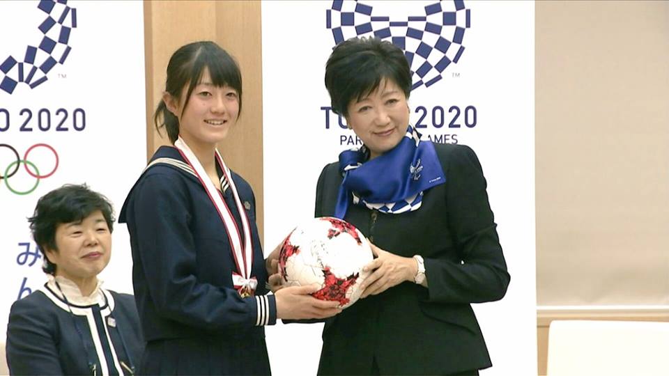 Fc十文字ventus 高校 1月18日 十文字高校の校長 サッカー部の選手 監督が 先日行われた全日本高校女子サッカー選手権の優勝報告のため 東京都の小池百合子知事を表敬訪問しました