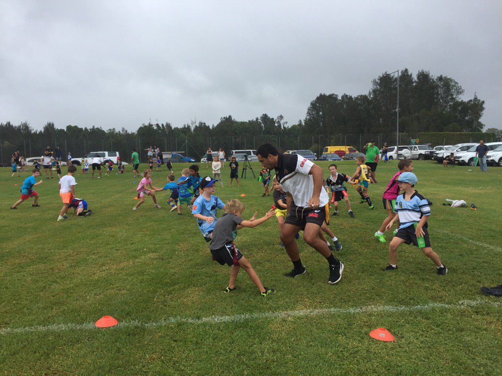 lourennie9's tweet photo. .@PenrithPanthers passing on their skills to junior league fans in #PortMacquarie @nbnnews https://t.co/L4y5d8g5xv