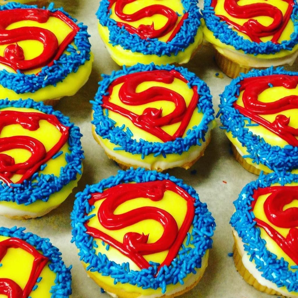 Zadiesbakeshop's tweet photo. Delicious #superman #cupcakes from #Zadies https://t.co/ukI1w50mMu https://t.co/LmGoVhuwsc