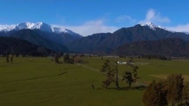 NZStuff's tweet photo. Flying over the wonderful West Coast https://t.co/1yVMEav0AR https://t.co/ytDzdRzIJs