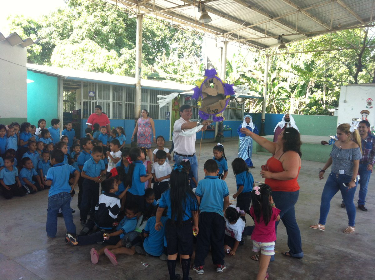 victorgbaeza's tweet photo. Agradezco la invitación de la Esc. Prim. Rural Fed. Niños Héroes de la Ria. Buena Vista 1a Secc. celebrando a los pequeños @gerardogaudiano https://t.co/9zI6EwF6h1