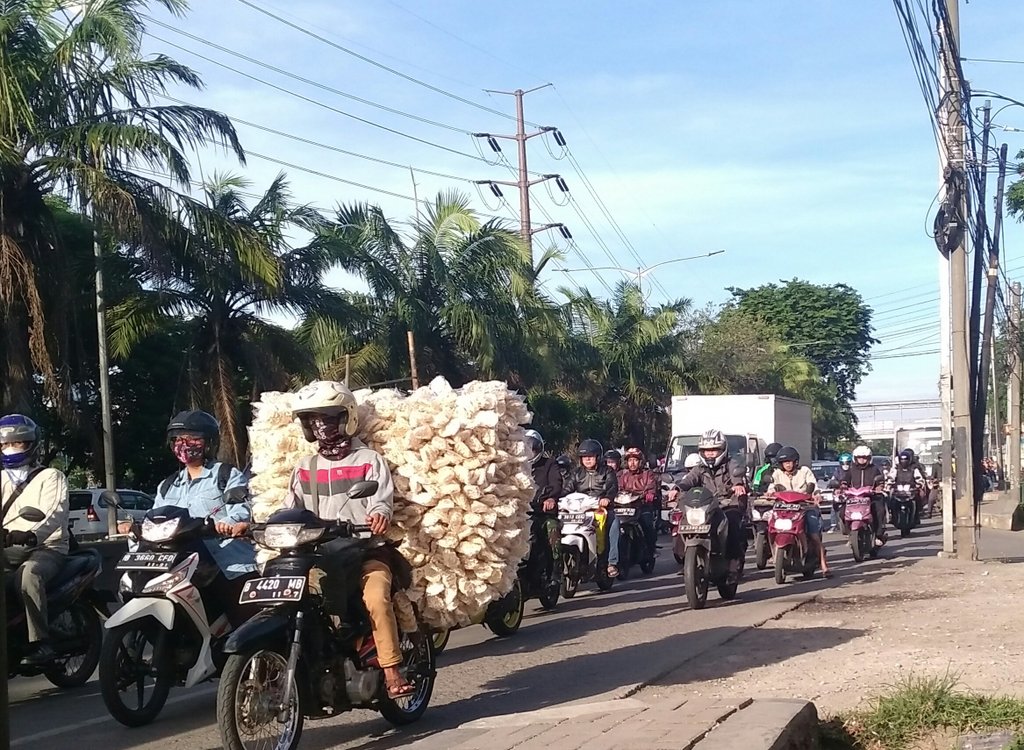 slycahya's tweet photo. @SonoraFM92, @TMCPoldaMetro jl daan mogot dari samsat ke jembatan gantung padat https://t.co/r8X5AJSht2