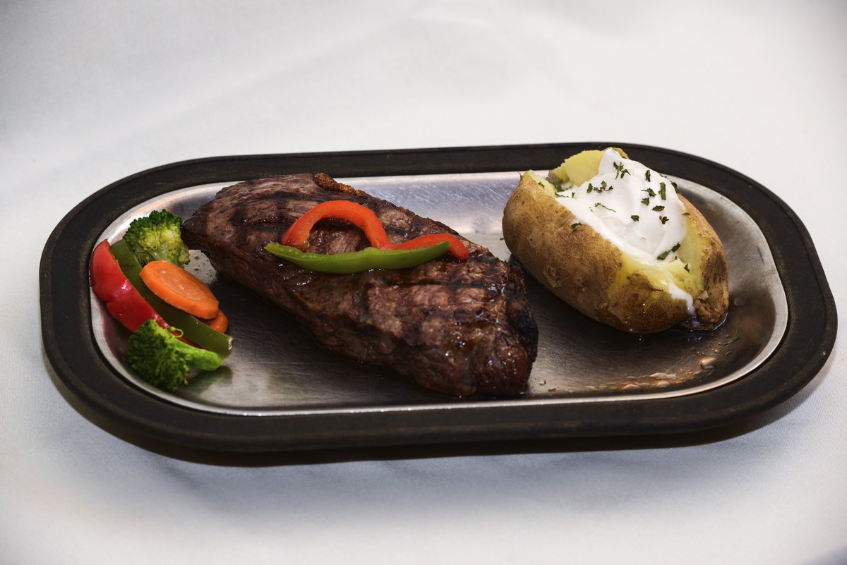 dinemaxfields's tweet image. Here&apos;s a tough question: What is your favorite dish at #Maxfields? #Michigan #family #hungry