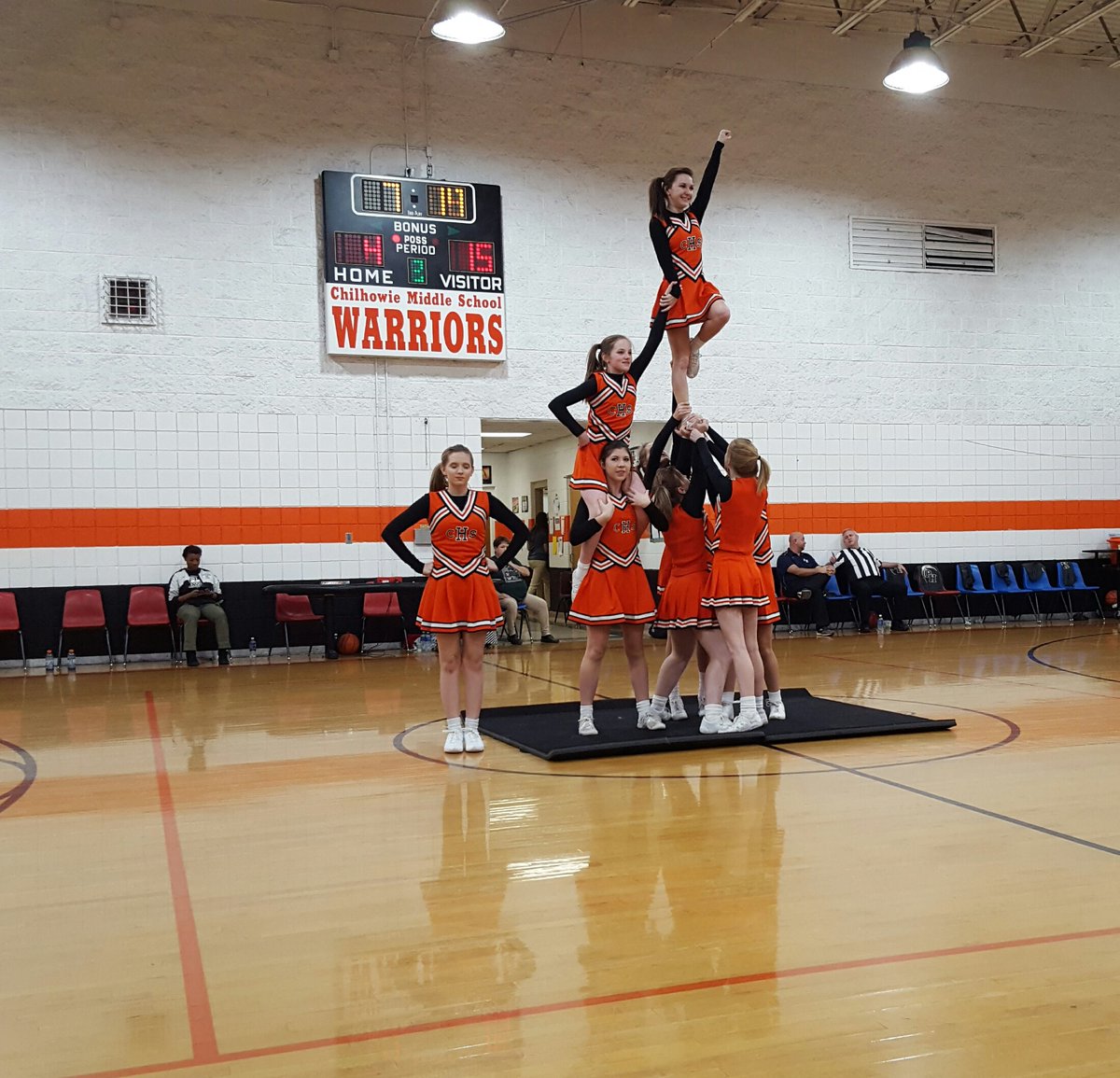 chsspearslinger's tweet photo. #SidePonytails #Libs #RetroNight #HaveIMentionedCHSCheerleadersAreAwesome https://t.co/niTyQeWwps