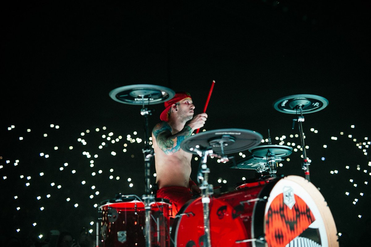 Twenty one Pilots барабанщик