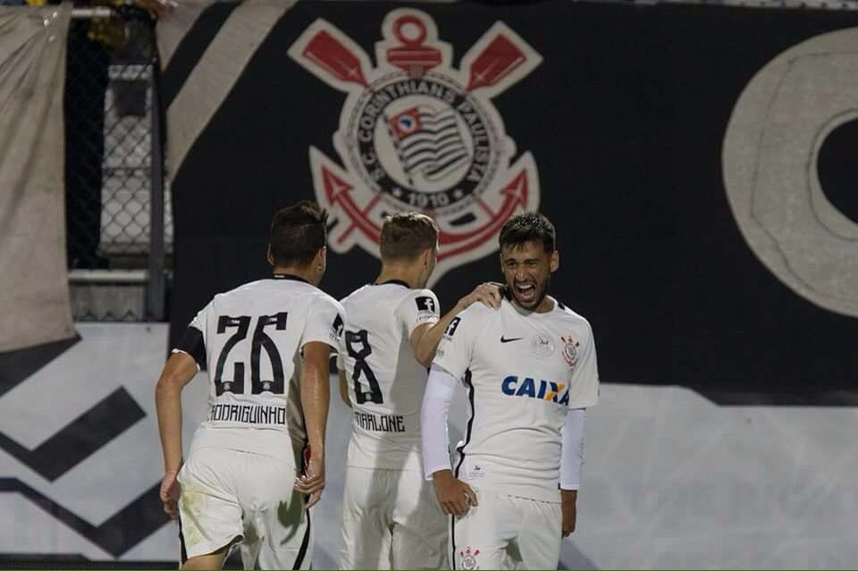 Corinthians's tweet photo. 👉🏾📷 A comemoração do 2º gol do #Timão! Até aqui, Corinthians 2 X 1 Vasco. 10min do segundo tempo. #FloridaCup #CORxVAS #VaiCorinthians https://t.co/deJiLvDdJI