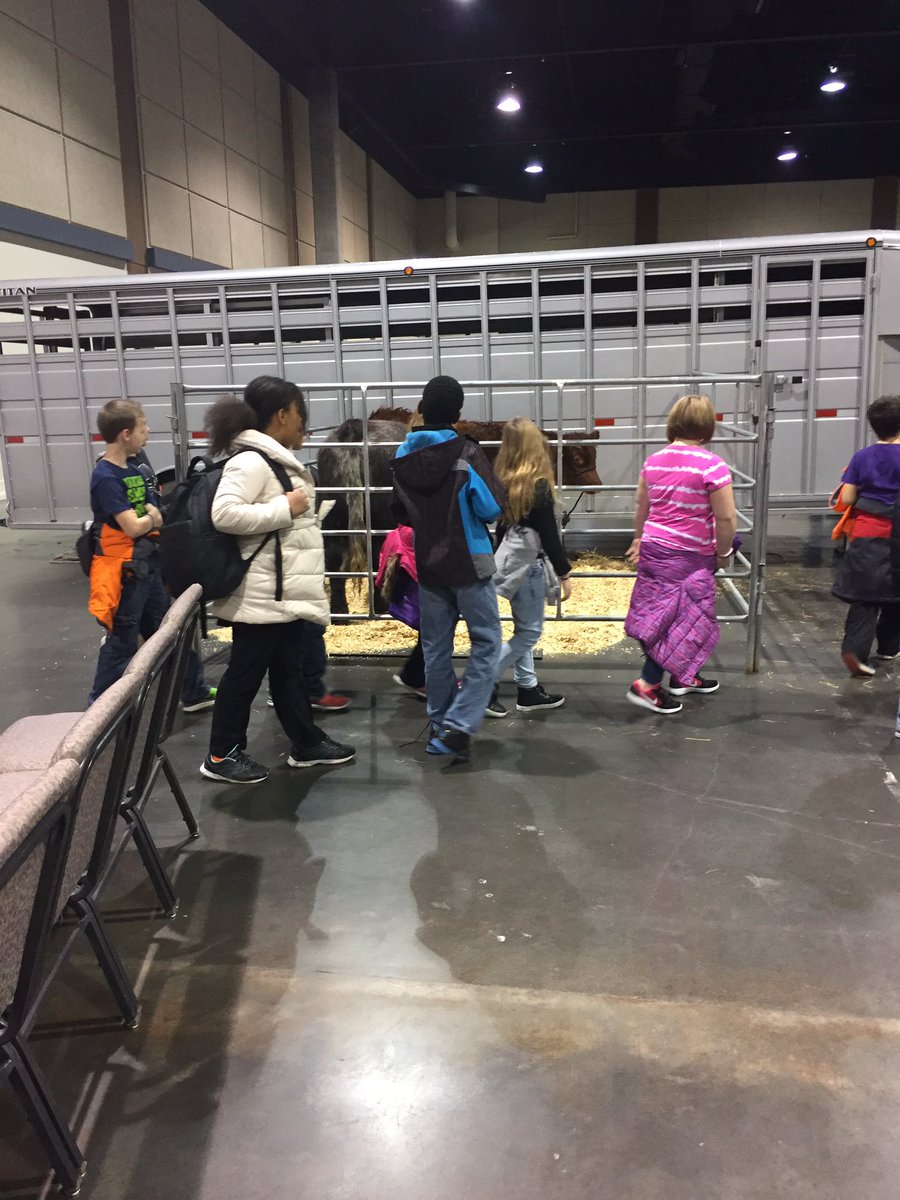MrsBennett512's tweet photo. Ss learning where their food comes from! Loved the engagement and the thoughtful questions! #sliceofag @ApacheIS512 https://t.co/lMy9FsFk2Y