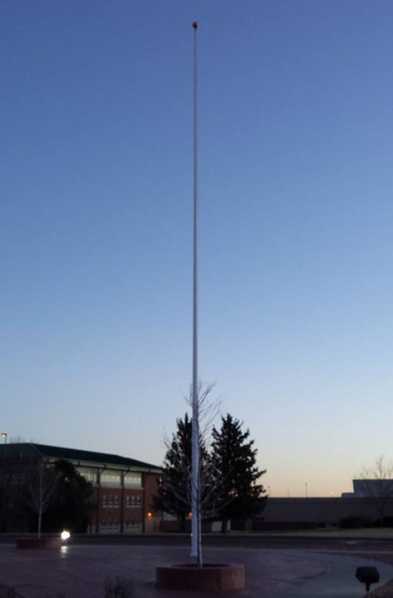 MaganRae's tweet photo. #WTF ,5 days since @FtCarsonPAO has flown the American Flag on base!! How is this even possible?? #Army #disgrace #unacceptable #NoRespect https://t.co/z9o6JVnr3y