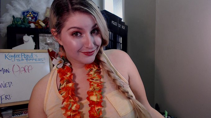 I'm online now to bring some happy summer sunshine to your winter day! :D https://t.co/mp8SXn1mor https://t