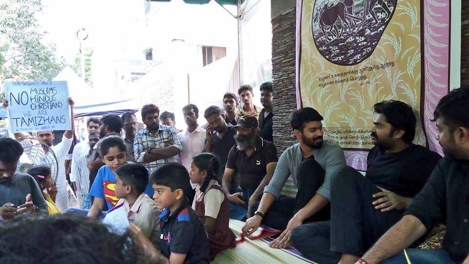 iam_K_A's tweet photo. @iam_str's #Jallikattuprotest continues..
#JusticeForJallikattu #Jan18th8pmForTamilsUnity https://t.co/6DfNb94vX7