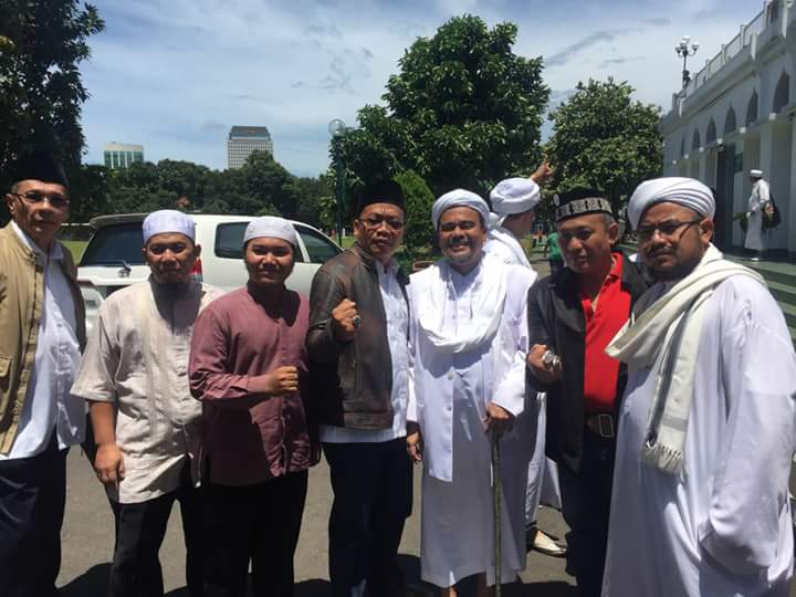 WargaBetawie's tweet photo. Alhamdulillah, Imam Besar FPI Al Habib @RizieqSyihabFPI resmi menjadi ketua Dewan Pembina Jawara Betawi. @DPP_LPI 
@jonru @yusejahtera @ https://t.co/eU8zQEFNdh