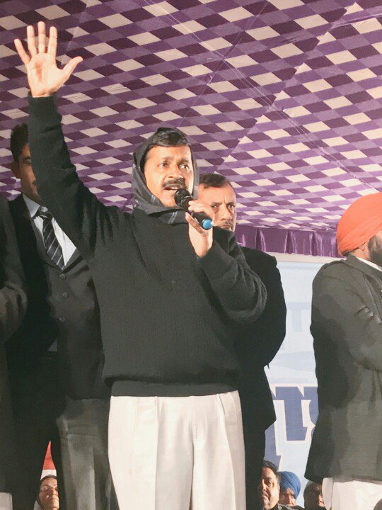 AAPPatiala's tweet photo. कोटकपूरा में @ArvindKejriwal का जनसभा कड़कड़ाती ठंड के बावजूद पूरे जोश से जारी है।

पंजाब में इंकिलाब की तारीख़ 4 February है। https://t.co/EdLcm4Z9eO