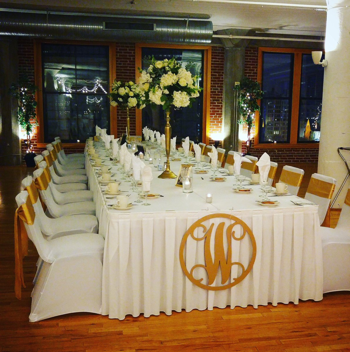 WindowsOnWash's tweet photo. Absolutey in love with this elegant head table. So happy the weather held out last weekend for our clients! 🌼❤
#WindowsOnWashington https://t.co/KTkxG9jJNx