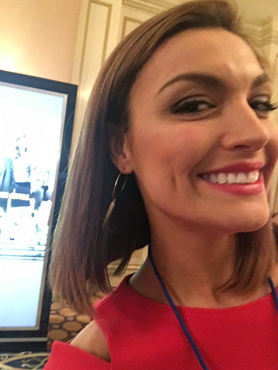 TheJackieBruno's tweet image. @AprilSoderstrom @monicabarbaro loves your featherweight earrings!!