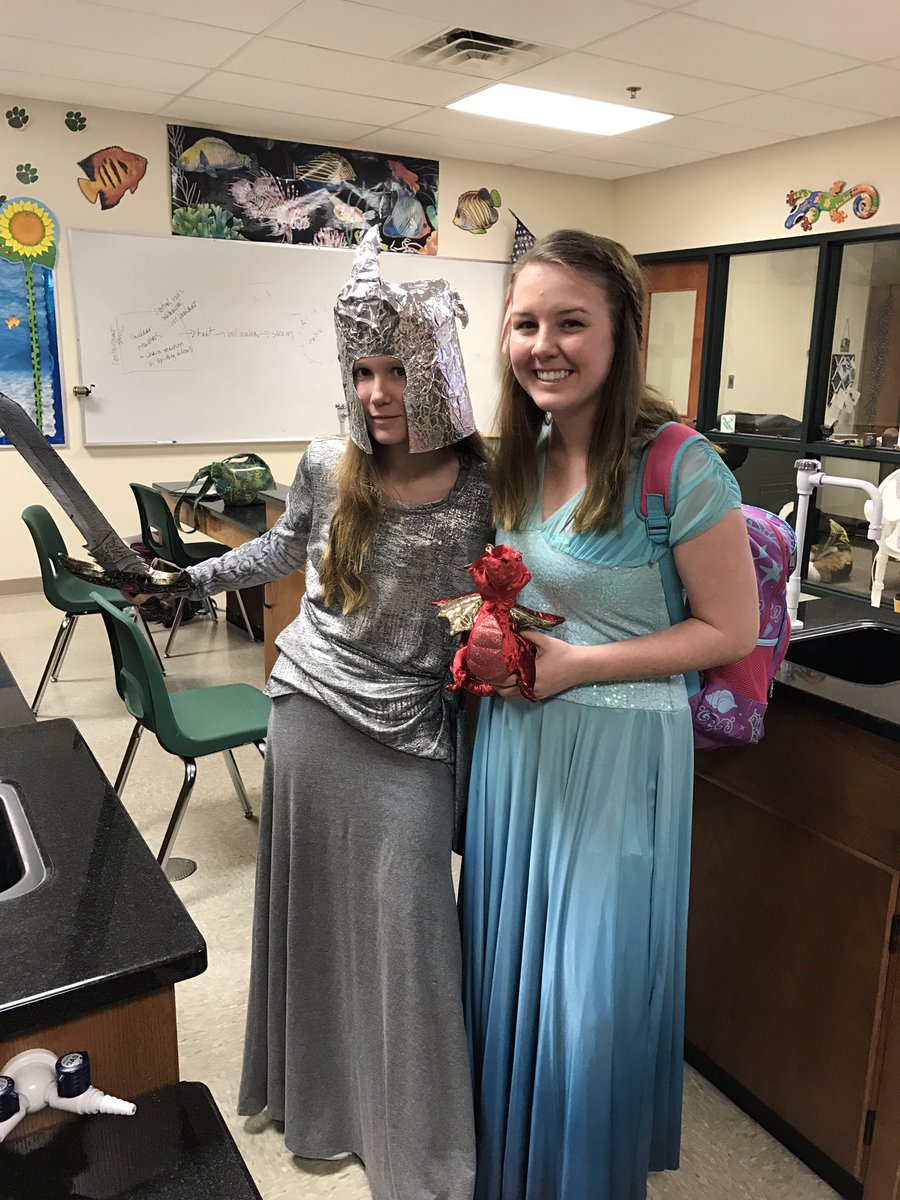 L17SGA's tweet photo. BEST DRESSED TODAY GOES TO THESE GALS!! Great job everyone let's KEEP BEING FUN AND CREATIVE https://t.co/NkiiXtuG9Q