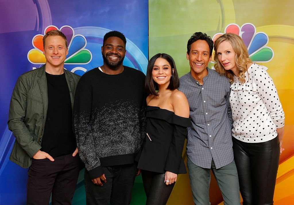 vahudgensbr's tweet photo. Vanessa Hudgens com o elenco de #Powerless mais cedo nos bastidores do painel da série durante o #TCA17. #NBCUTCA (Fotos em breve no site!) https://t.co/oSNxdNb072