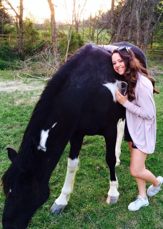 jessbrownsbergr's tweet photo. Dreaming about what I hope my future will be like. After this thing called college...The day will come.... #sweethorses #hogroast https://t.co/aYLeRCAH4c