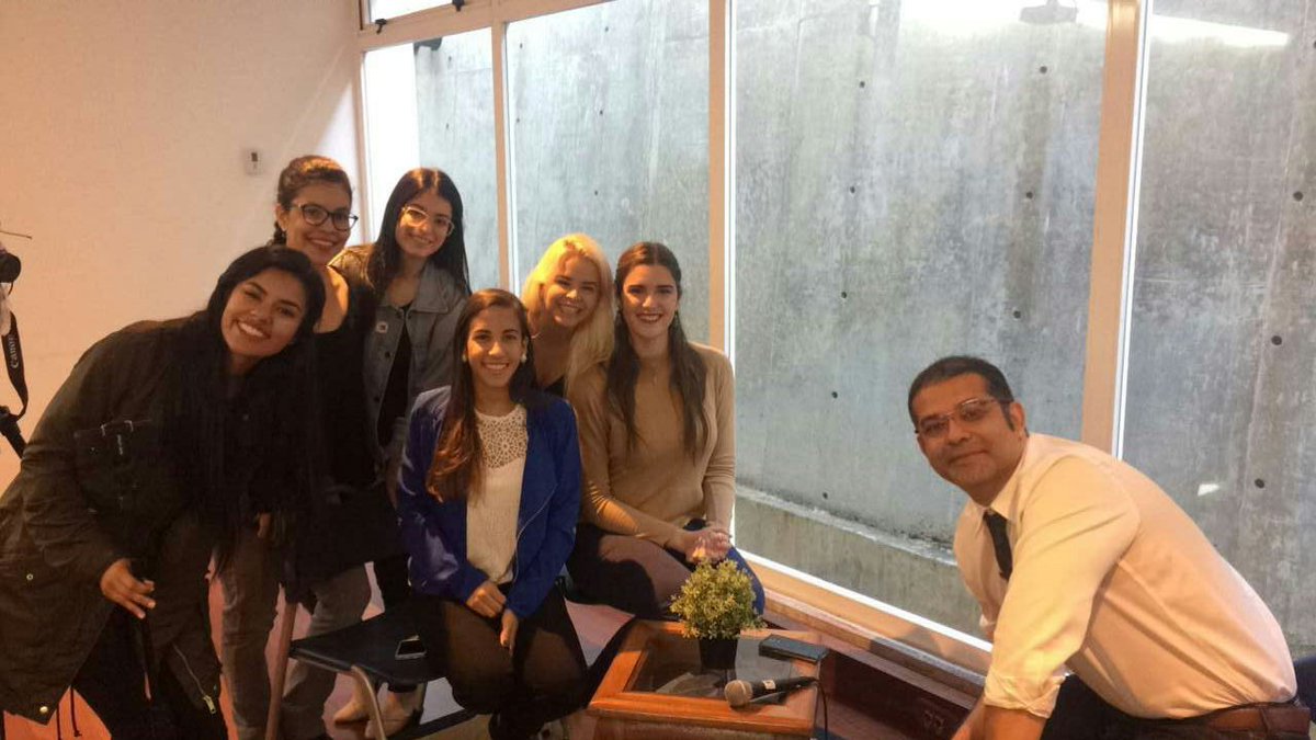 RLaColmena's tweet image. #DetrasDeCamaras Esta foto la tomamos minutos antes de la 1era entrevista, aquí parte de nuestro equipo. Gracias infinitas a @puzkas