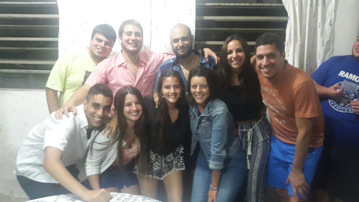 CarnicerosFC's tweet photo. Plantel completo. Tamo en vivo en el cumple de @Abulletrain . Juiiiiizzzzioooo!!! #weeno #searmoelbarrial https://t.co/yNgM4QvsCW