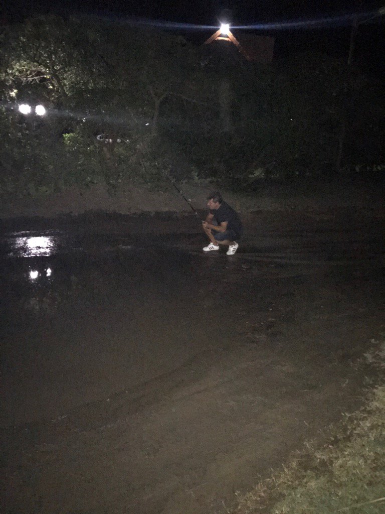 El deporte del verano en #Pinamar !!! Pesca nocturna en Burriquetas esquina Esparta <a href="/martinyeza/">Martín Yeza</a> Sacamos un cornalito!
