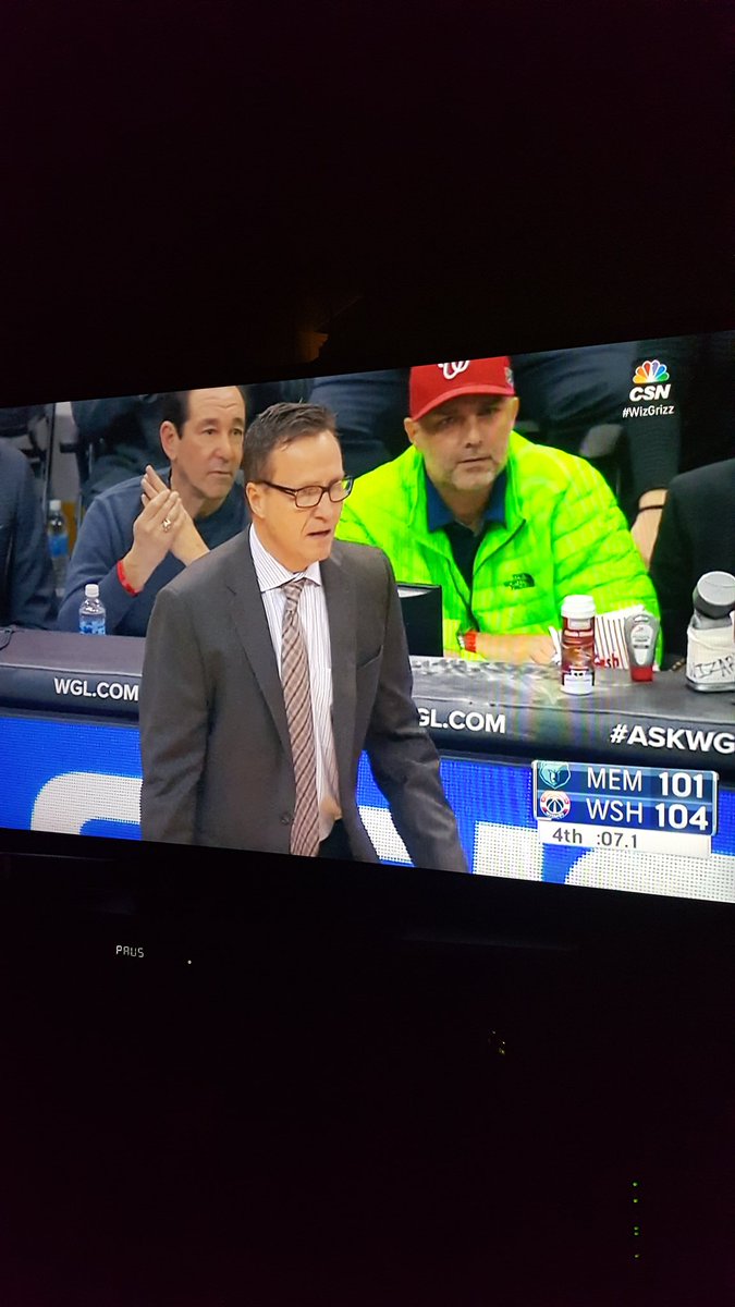 DCDP3's tweet image. Almost got blinded by @EBJunkies jacket watching the Wiz game tonight on TV