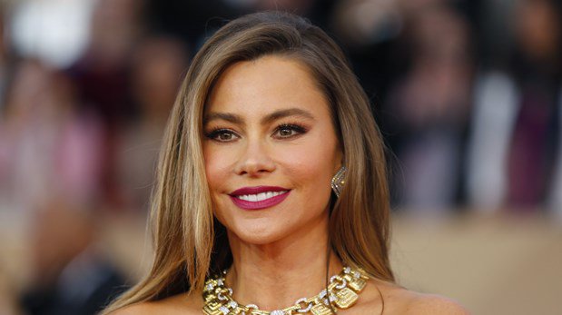 TVmas_ECpe's tweet photo. Sofia Vergara gana el premio a Mejor actriz cómica por #ModernFamily #PCAs2017 https://t.co/cx7zHqJ6BQ https://t.co/8XJAxVZXFn