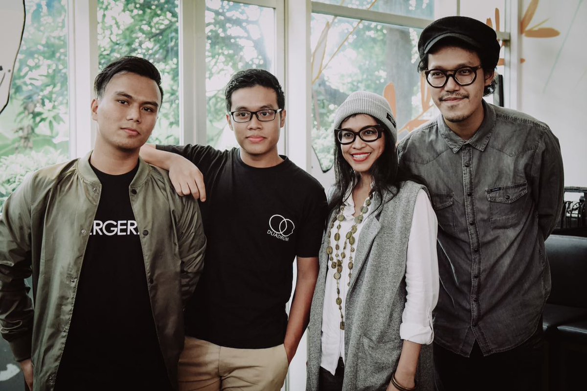 Foto2 kami bersama <a href="/DUADRUM/">duadrum</a> saat Jumpa Pers <a href="/JavaJazzFest/">Java Jazz Festival</a> karya <a href="/ochaapanda/">ochaa</a> dpt kalian lihat di facebook kami disini facebook.com/pg/endahnrhesa…