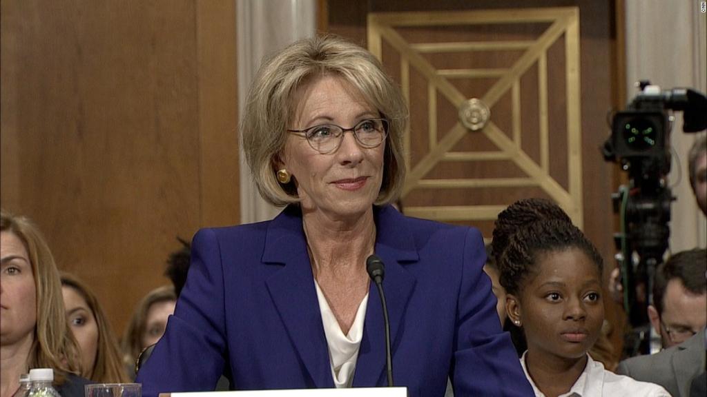 CNNPolitics's tweet image. Sen. Elizabeth Warren grills Betsy DeVos: "I don't see how she can be the Secretary of Education" cnn.it/2iTBUYh