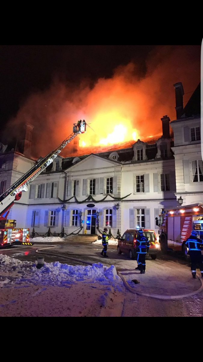 France: Ce château du 18ème siècle transformé en hôtel ravagé par un incendie (vidéo)