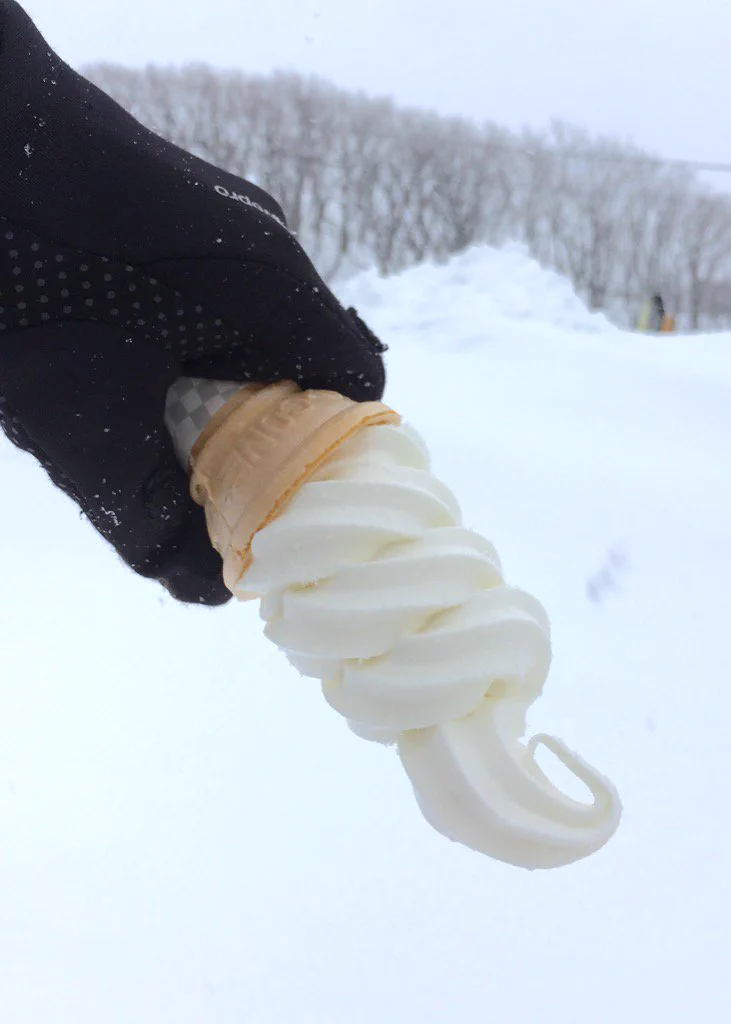 北海道ではソフトクリーム逆さにしても大丈夫！→結果ｗ落ちてはいないが…ｗｗｗ