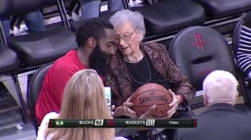 BleacherReport's tweet photo. Feelz 🤗

James Harden gifts game ball to fan on her 100th birthday

🎥: https://t.co/yVBVWk1Oln https://t.co/HFTJxoTYiN