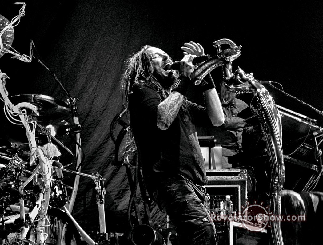 I\d like to wish a happy birthday to Jonathan Davis from Korn 