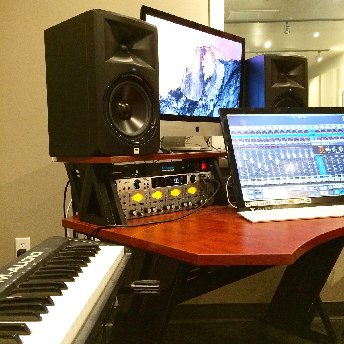 fgomezdrums's tweet photo. It's good to be working at the new office at @agmcsd with the crew 🎉🎹 🎙#audio #engineering #recording #digital https://t.co/SlAfY3LyNp