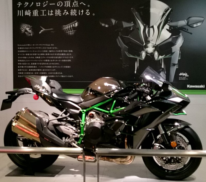 haganepsych's tweet photo. @haganepsych 先日神戸空港に行った時に展示されてるH2さんを舐めるように見てきましたｗ　かっけぇぇぇ！щ(ﾟДﾟщ)　国産市販車最速！
https://t.co/b2rrafkGhj
特にCARBON仕様は某ニンジャさんを乗せたいですね～ https://t.co/E5sw0qClmB