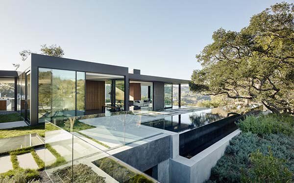 OneKindesign's tweet photo. Spectacular glass and concrete home melds into the hillside https://t.co/oankFw5g0v https://t.co/xLgxFQjD8H