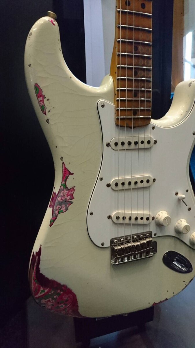これはヤバい！ピンク・ペイズリーのマルチレイヤー1969ストラトを