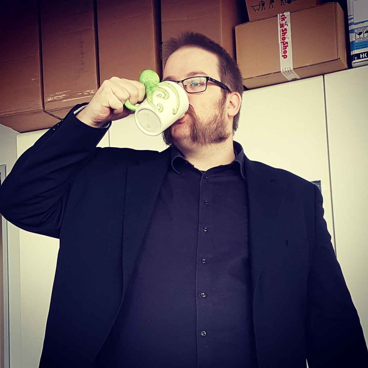 ozeanfenster's tweet photo. Der Kraken hat es schon von der Garderobe an die Kaffeetasse geschafft :-) #friendlyoctopus #releasethekraken #kaffeekrake #meereundozeane https://t.co/0BuDIJH3Vx