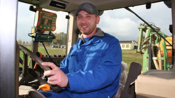 svz_de's tweet photo. #JungInMV : Als #Landwirt muss man vieles können: Marcel Holm verbringt seine Arbeitstage meist auf großen Maschinen
https://t.co/MWnKgke1aP https://t.co/9JaIPFuRDK
