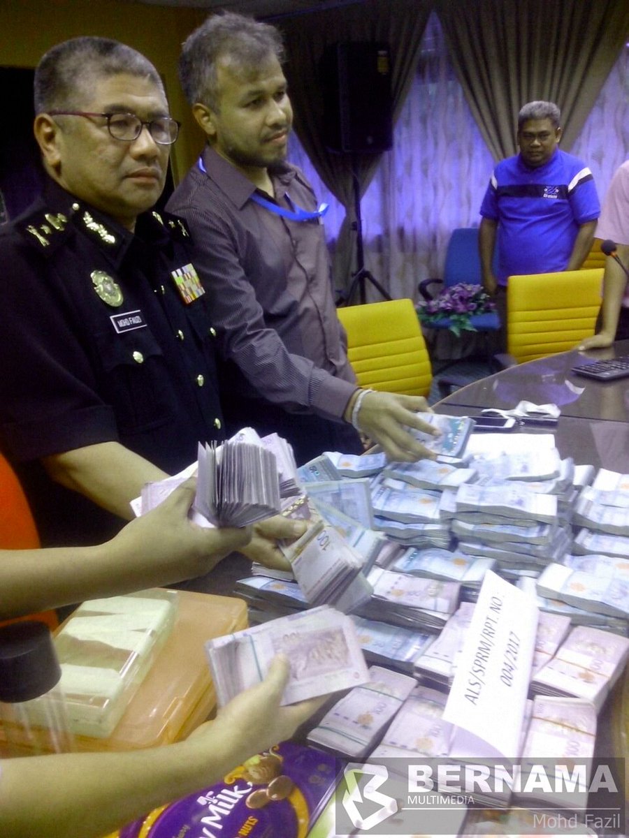 bernamadotcom's tweet photo. Wang tunai RM1.1 juta ditemui di rumah seorang penolong jurutera JKR di Kg Sungai Daun, Guar Chempedak, Kedah - SPRM https://t.co/Gyio1SwuhN