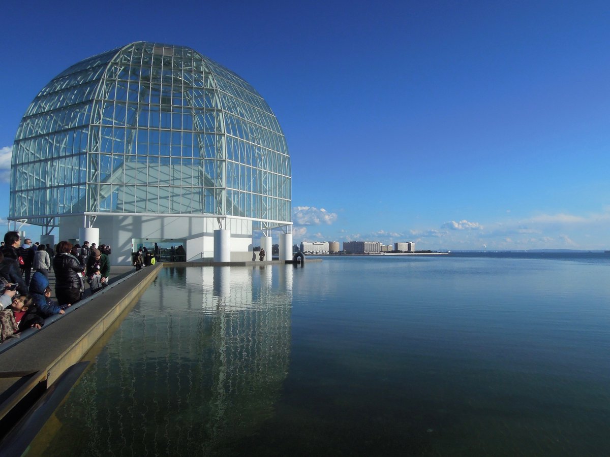 フェリカ建築 デザイン専門学校 さらに近づいていくと 白いドーム状エントランス そして 大きな水盤 越しに 東京湾が見えるのですが エッジレスの水盤なので 海が繋がっているように見えます 教務 中山 群馬 建築 インテリア 専門学校 葛西臨海