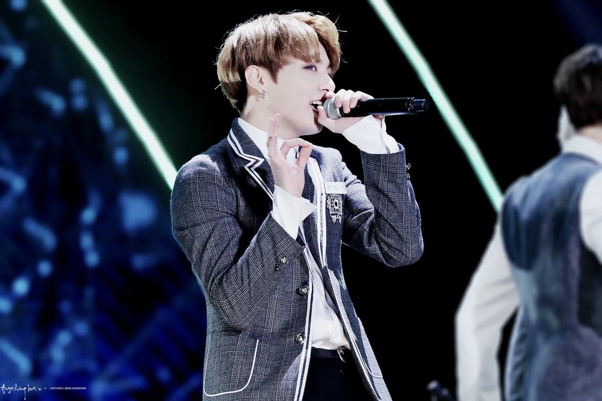 kookiebaes's tweet photo. perfection in one picture #SeoulMusicAwards https://t.co/025BTf1XCm