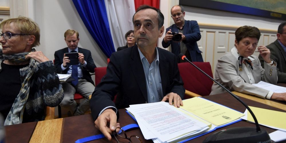 sudouest's tweet photo. Et le prix du meilleur menteur politique de 2016 est attribué à... Robert Ménard https://t.co/oVwslUZxIA https://t.co/PtZzAazOMx